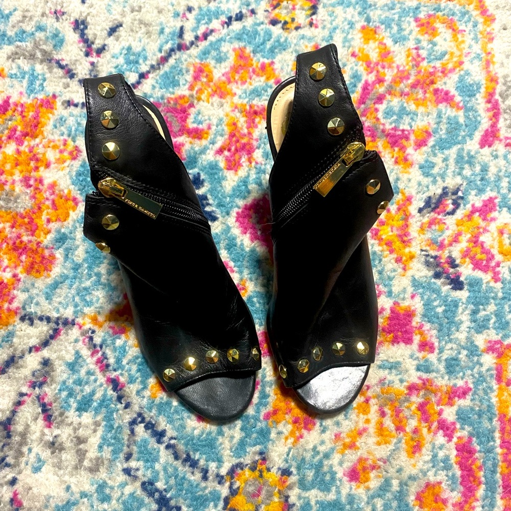 Black leather Vince Camuto heels with gold detail. 👠 Size 6.5